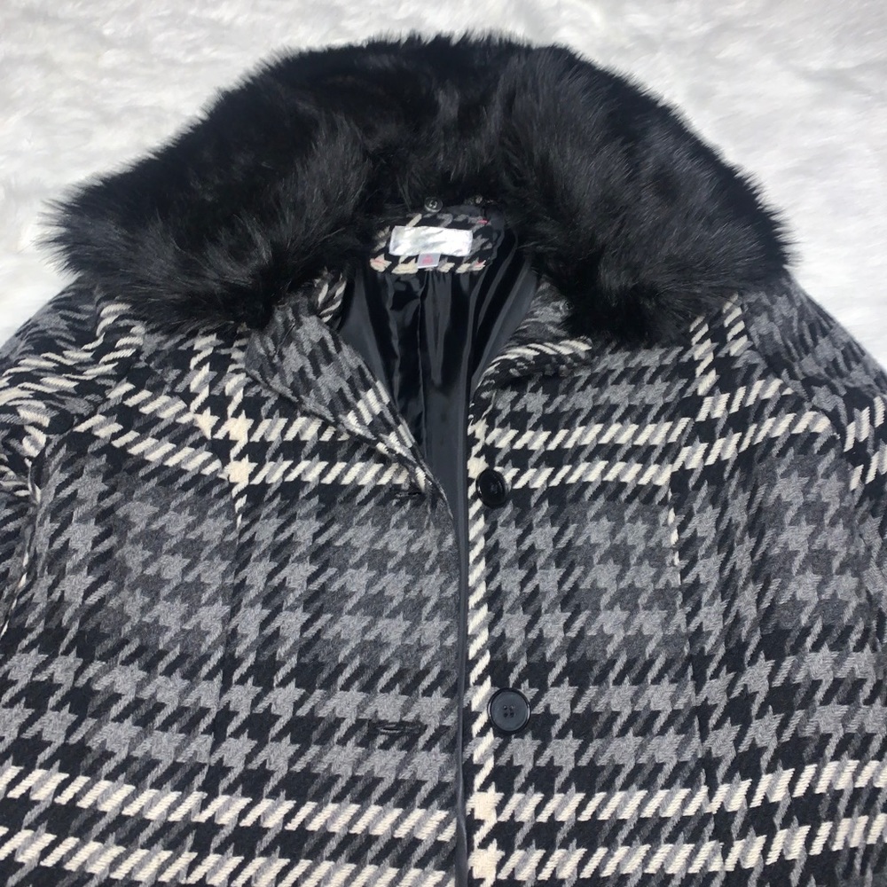 Clothes - Picture 4 of 8